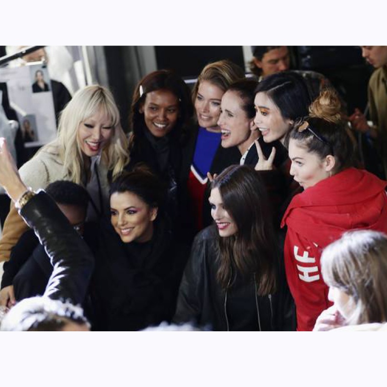 إيفا لونغوريا مع مجموعة من النجمات وعارضات الأزياء خلال عرض Le Defile L'Oreal في باريس