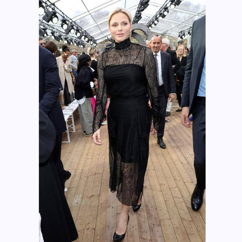 فستان أسود أنيق مصنوع من قماش الدانتيل وسترة أنيقة مصنوعة من الجلد