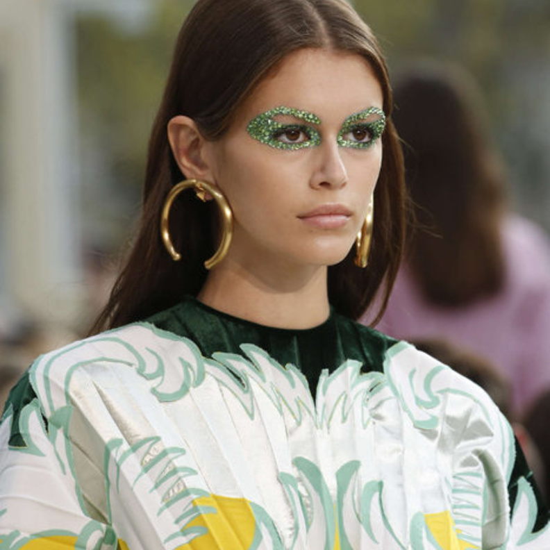 مكياج عيون براقة وخضراء من فالنتينو Valentino