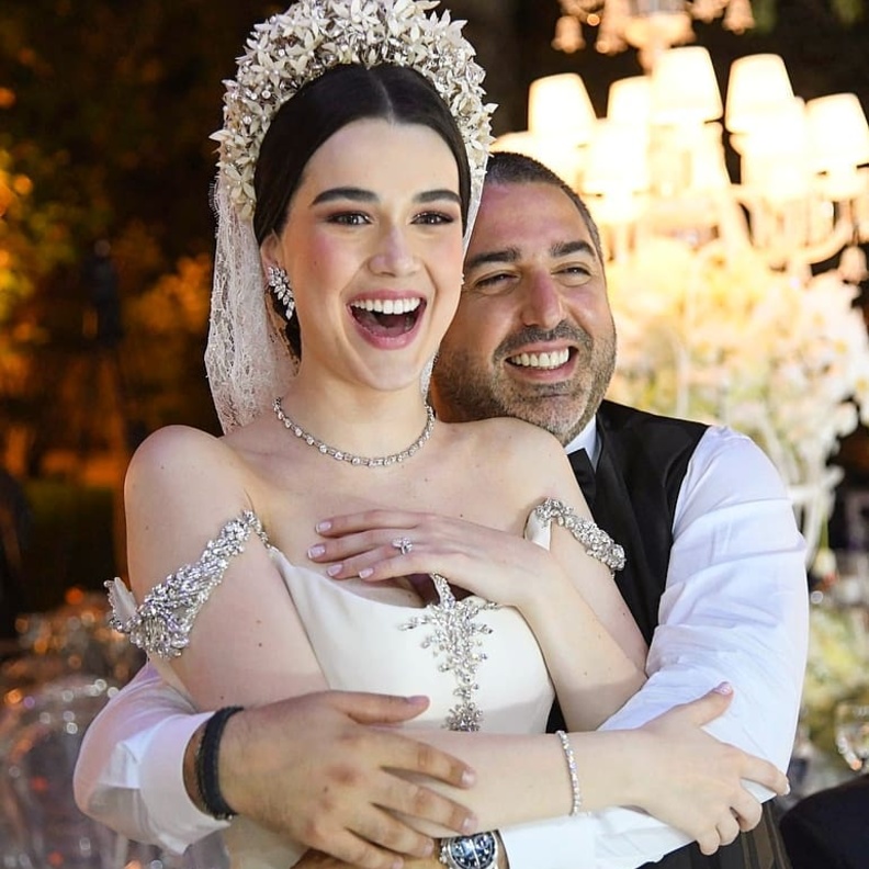 مايا رعيدي بالتاج الملكي المرصع بـ1800 حبة الماس