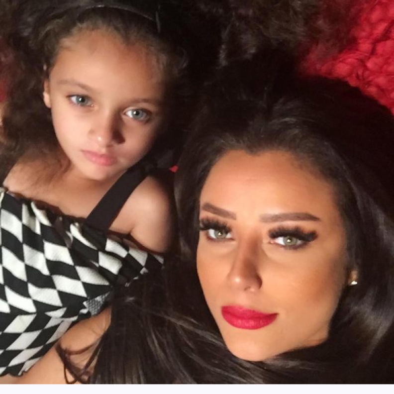 رضوى الشربيني بصورة سيلفي مع ابنتها تمارا .. برأيكم كم نسبة الشبه فيما بينهما؟