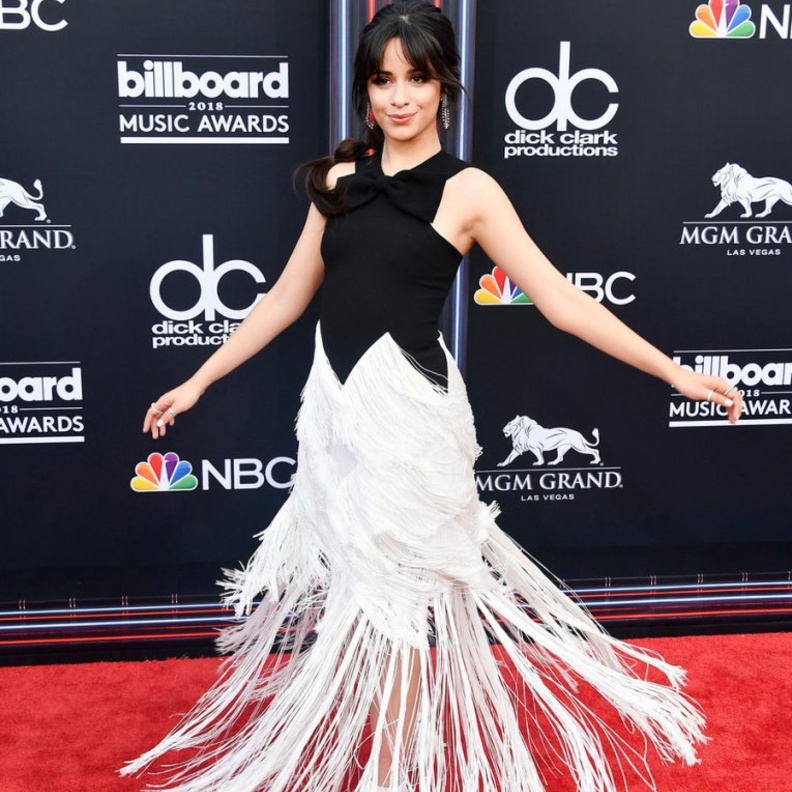  لحفل جوائز Billboard في مايو الفائت، إختارت فستاناً من مجموعة جيفانشي تميّز بالشراريب