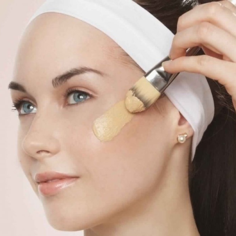  لصاحبات البشرة الدهنية ننصحك أن تختاري كريم الأساس بطبقة خفيفة وبتركيبة غير لامعة