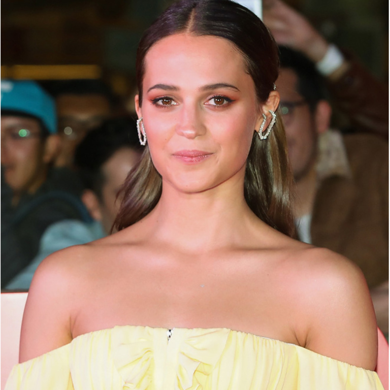 أليسيا فيكاندير ترتدي أقراط آنا خوري Ana Khouri