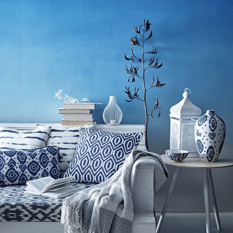 ديكور غرفة معيشة مودرن وألوان الأزرق الجذابة على السقف والجدران