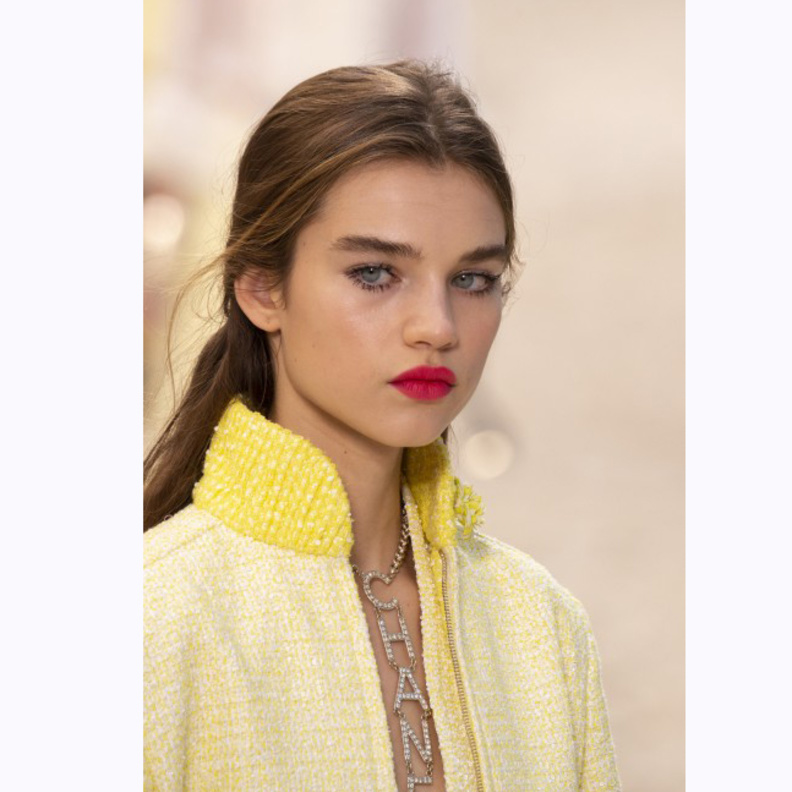 تسريحات شعر طبيعية مع الخصل المتطايرة في عرض شانيل لصيف 2019