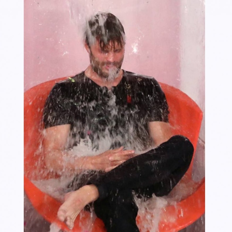 جيمي دورنان لحظة تبلله بالماء في تحدي خيري خلال استضافته في برنامج Ellen show