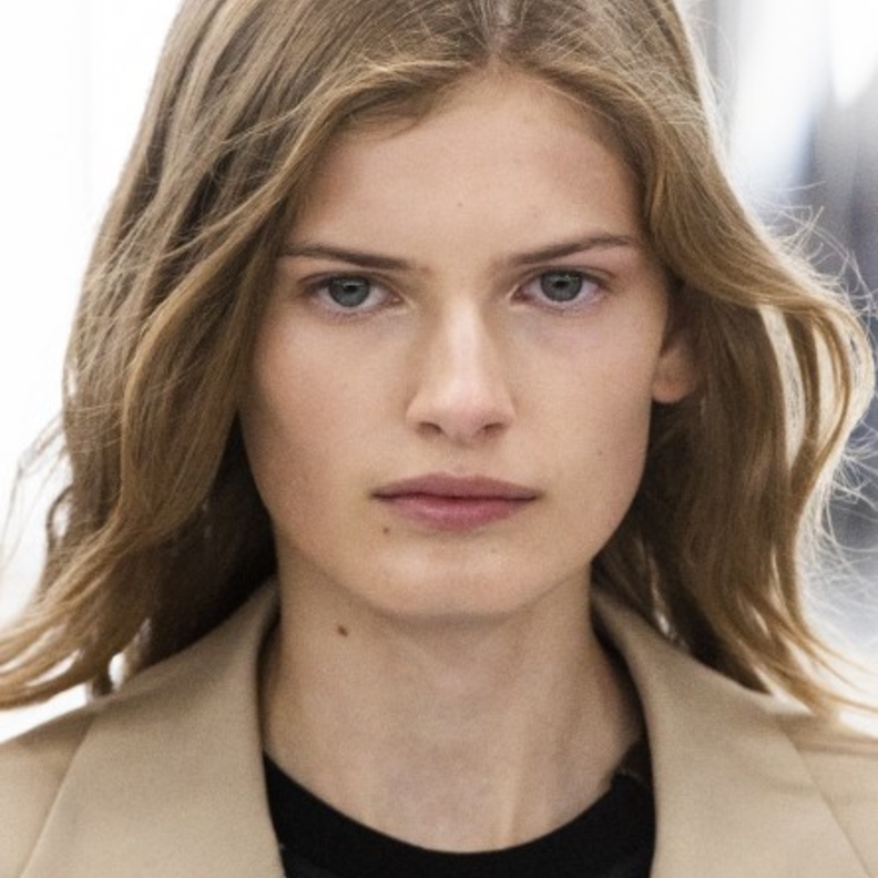 اطلالات المكياج الطبيعية سيطرت على عرض لويس فيتون