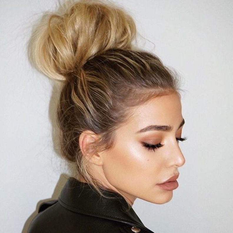 تسريحة الشعر المسدل مع الضفيرة العريضة