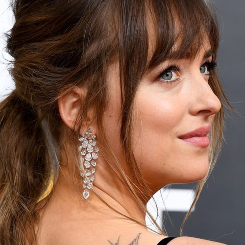 داكوتا جونسون ترتدي قلادة الماس من بولغاري Bulgari