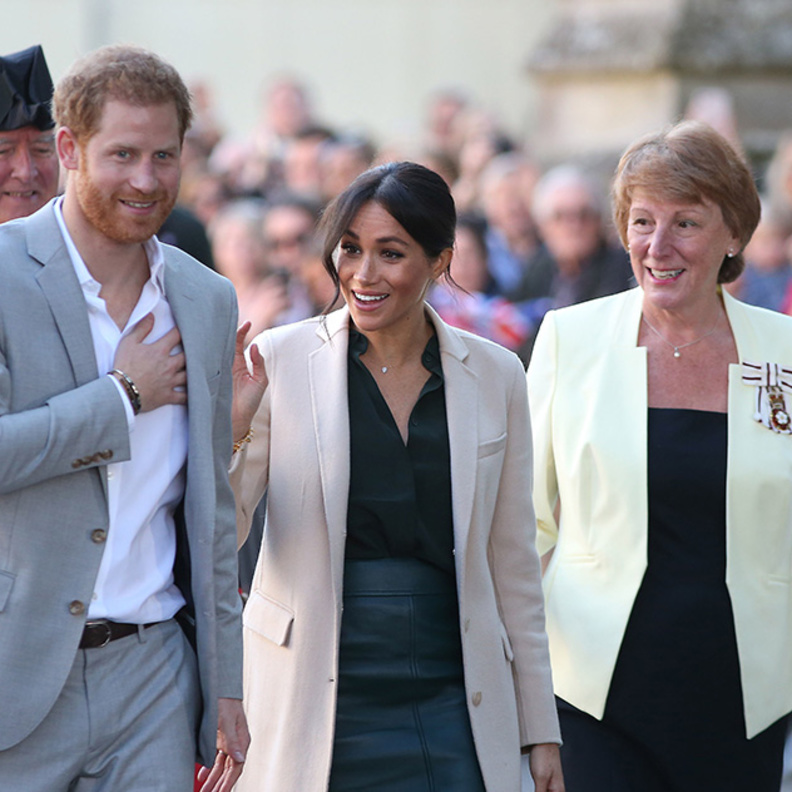 حشود من السكان المحليين فى استقبال الامير هارى وزوجته ميغان ماركل