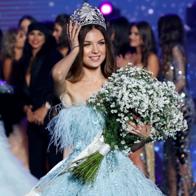 البوكيه التي حملتها ملكة جمال لبنان