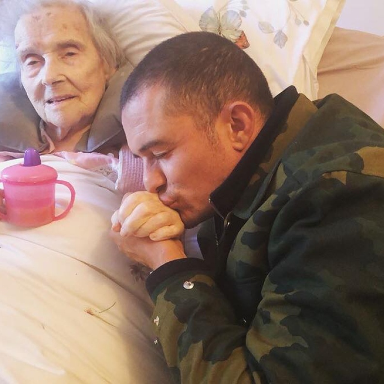 صورة تحمل معاني الحب للنجم أورلاندو بلوم مع جدته على فراش المرض