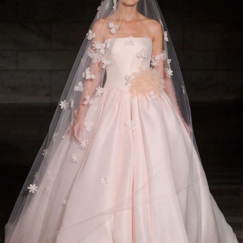 مجموعة  ريم عكرا لأسبوع الموضة العرائسي