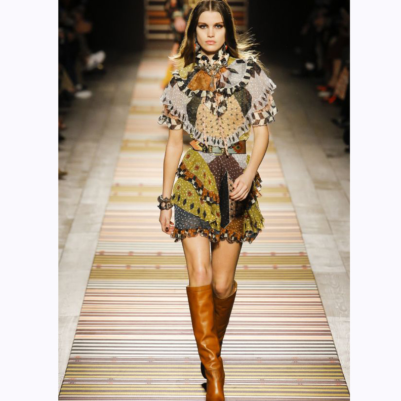 Givenchy جزمة كاحل باللون البيج من 