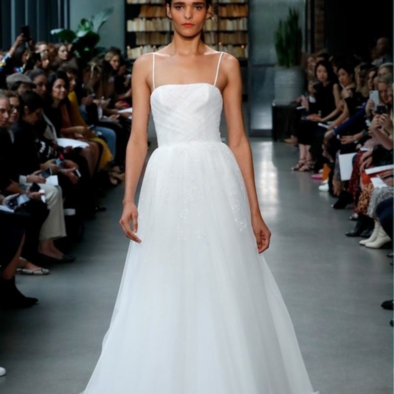 فستان زفاف امسال موديل مزركش برسومات ضخمة على شكل ازهار