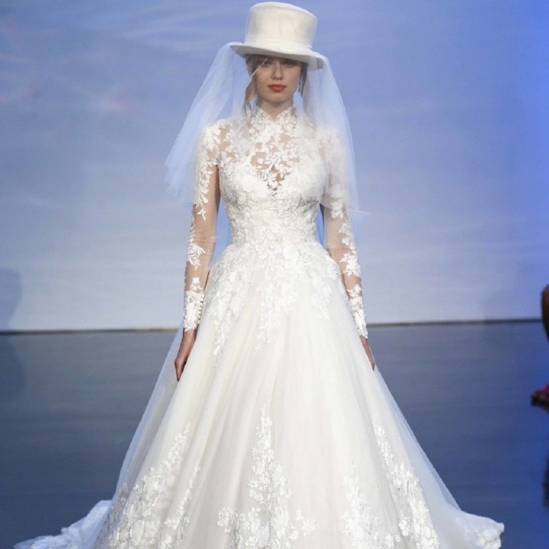  فستان مع حمالات من justin alexander