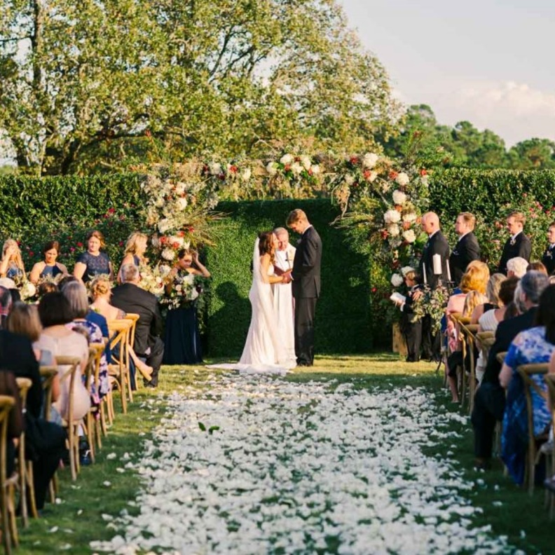  لا تختاري مكانا بعيدا قبل تامين نقل المدعوين