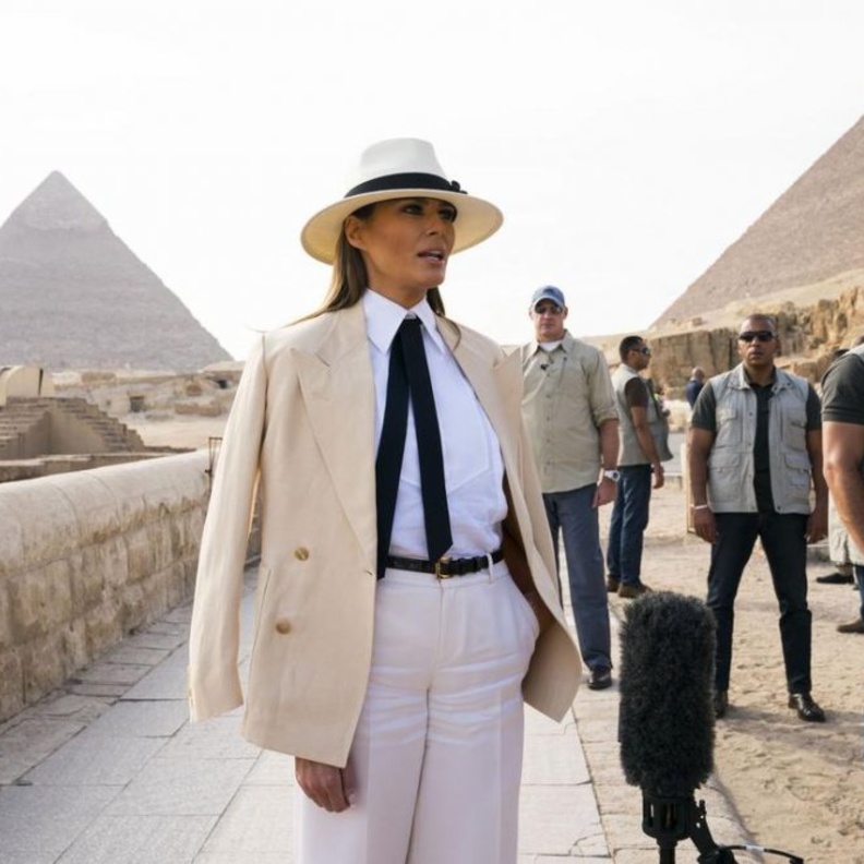 لدى وصولها الى أكرا أطلت بفستان مقلّم باللونين الأحمر الداكن والأبيض من سيلين Celine