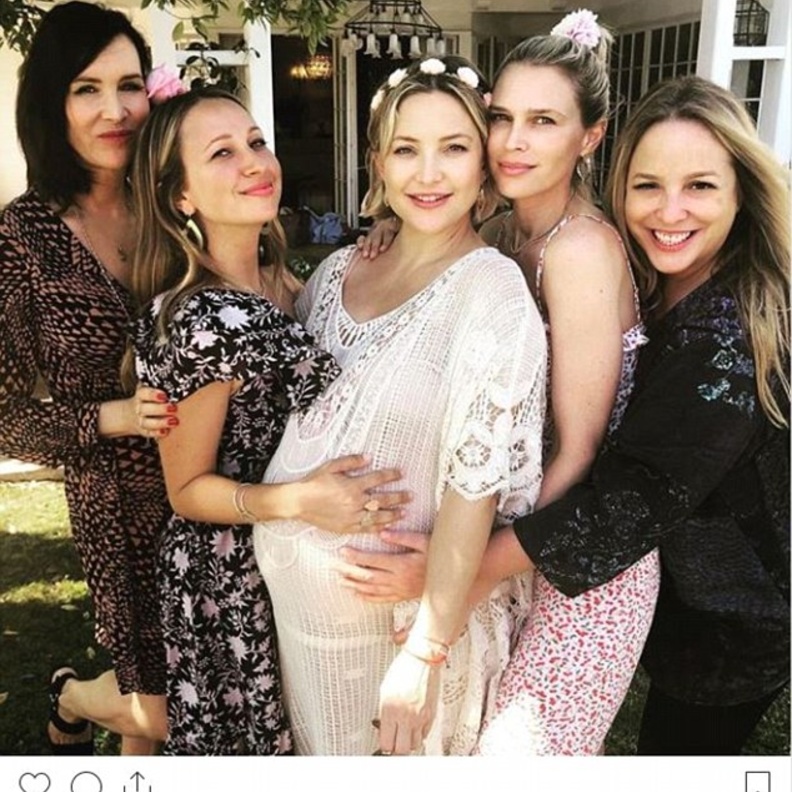 كيت مع صديقاتها قبل الحفل