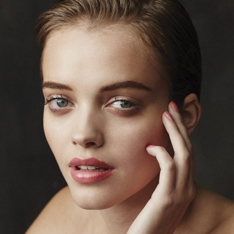 يعالج حب الرشاد الحروق التي تسببها الشمس