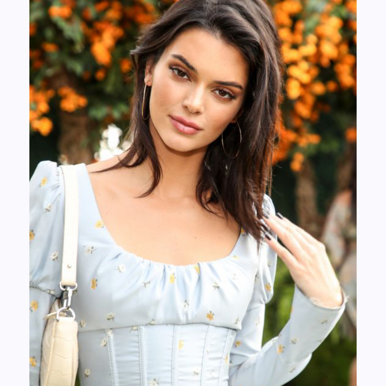 أبقت كندل شعرها الأسود القصير منسدلاً، كما إعتمدت ماكياجاً بسيطاً