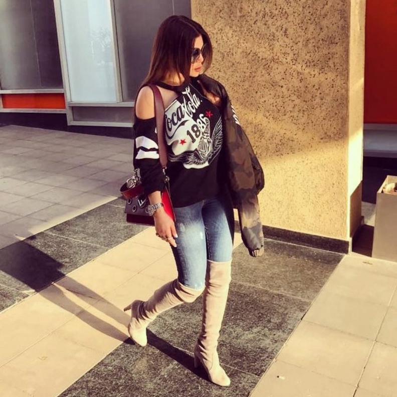  هيفاء وهبي لا تتخلى عن الفساتين المنقوشة