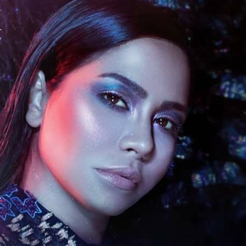 شيرين عبد الوهاب في حفل غنائي في مدرستها