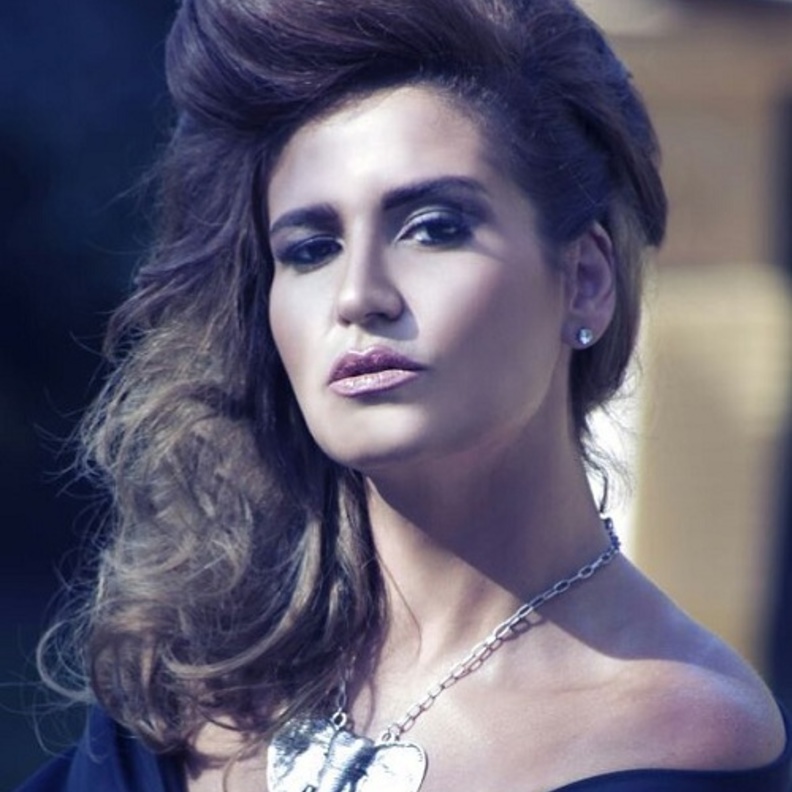 هنا شيحة تميل الى تسريحات الشعر الغريبة