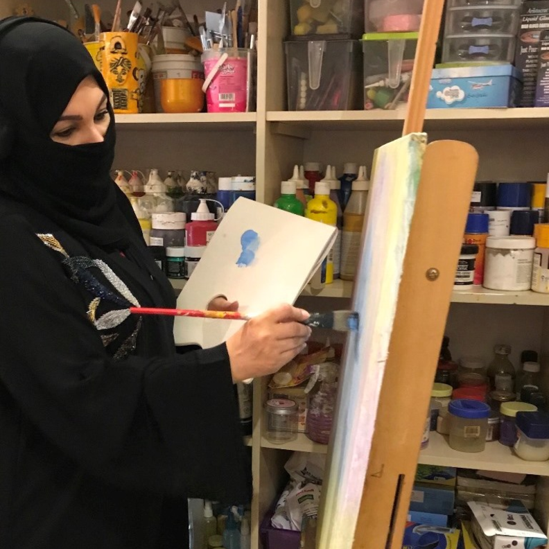 من أعمال الفنانة السعودية نائلة الشافعي