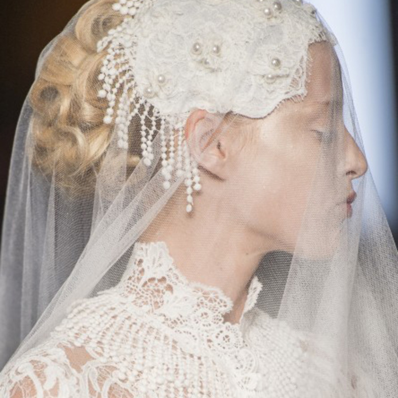 تسريحات شعر الشينيون المنخفض لعروس خريف 2019 من Antonio Grimaldi