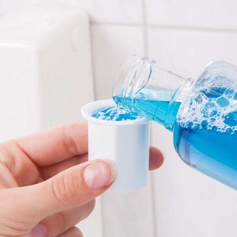 هل استخدام مضمضة غسول الفم تعني عدم استخدام الفرشاة؟