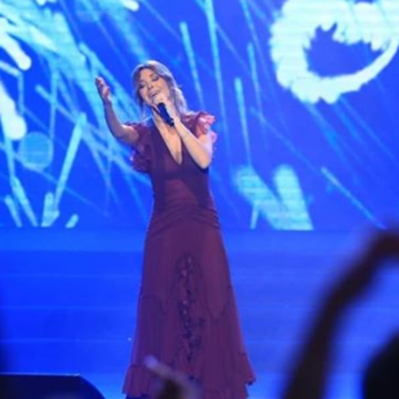 فستان مليء بالرّقيّ والنّعومة بلون البرغندي الغامق