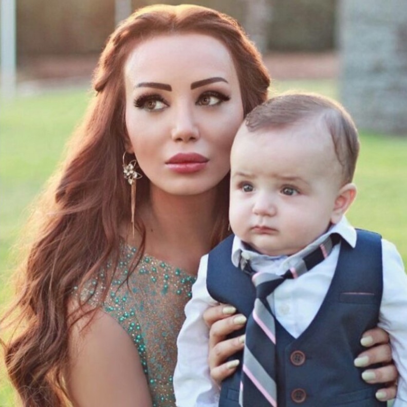 دينا هارون وابنها 