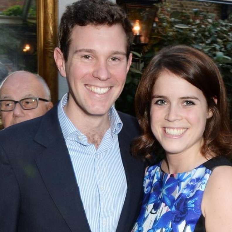 وصول سيارتين رولز رويس وبنتلي إلى قلعة وندسور استعدادات لحفل زفاف الأميرة يوجين