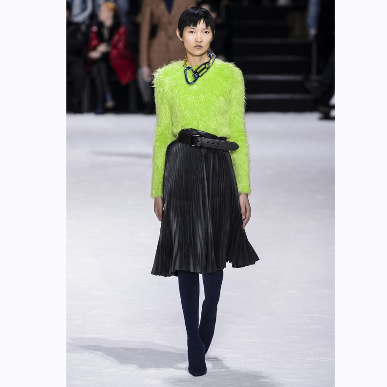 Louis Vuitton تنورة بليسيه للرّكبة، نسّقيها في إطلالاتك اليومية