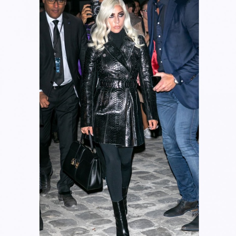 معطف أسود جلدي وطويل من وحي ليدي غاغا Lady Gaga