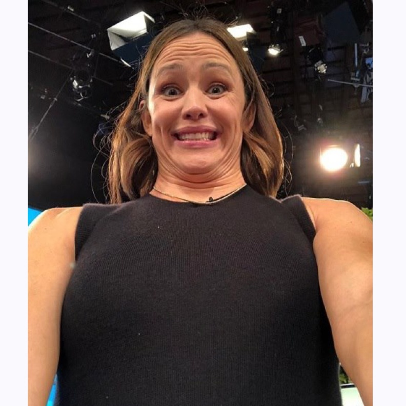 جينيفر غارنر في صورة مضحكة تسخر فيها من فنون السيلفي!