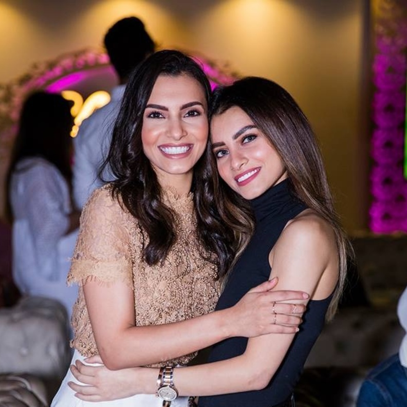 كارمن سليمان مع شقيقتها في حفل عيد ميلادها