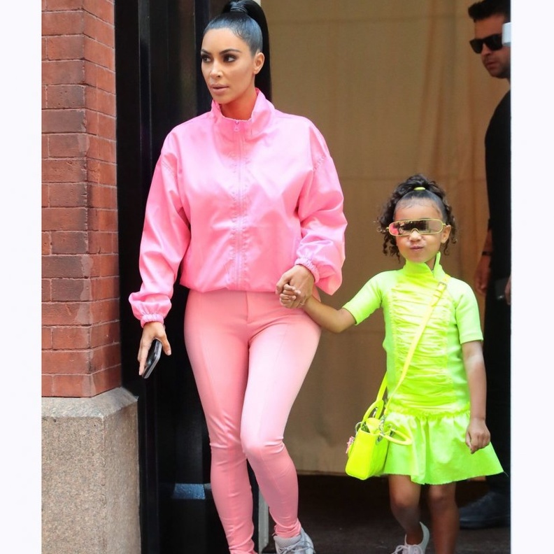 كيم كارداشيان في اطلالة بنقشة جلد الأفعى واختارت لابنتها نورث فستان ناعم