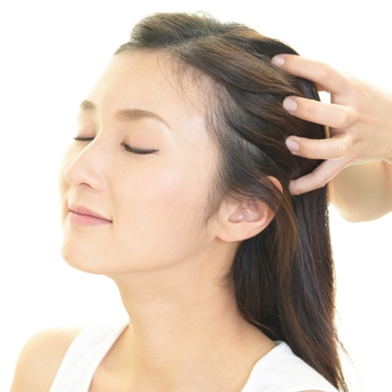 تدليك فروة الرأس يعزز من نمو الشعر