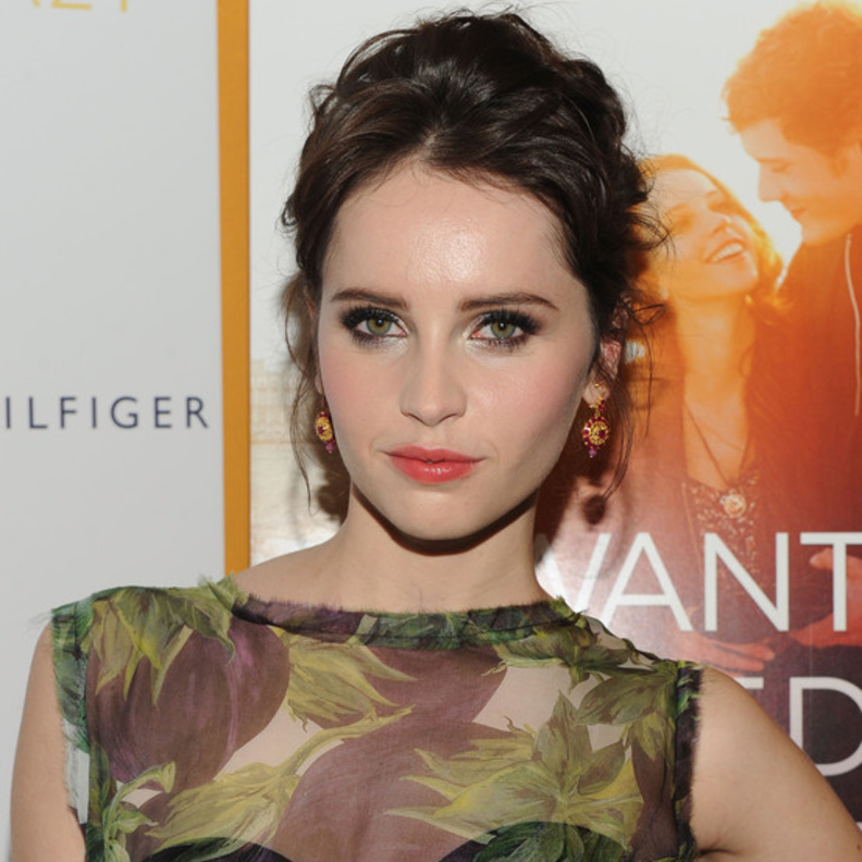 فيليسيتي جونز جذابة بأقراط الماس