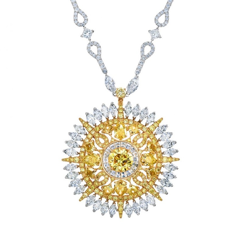  قلادة فان كليف آند أربلز من الماس الأصفر والأبيض