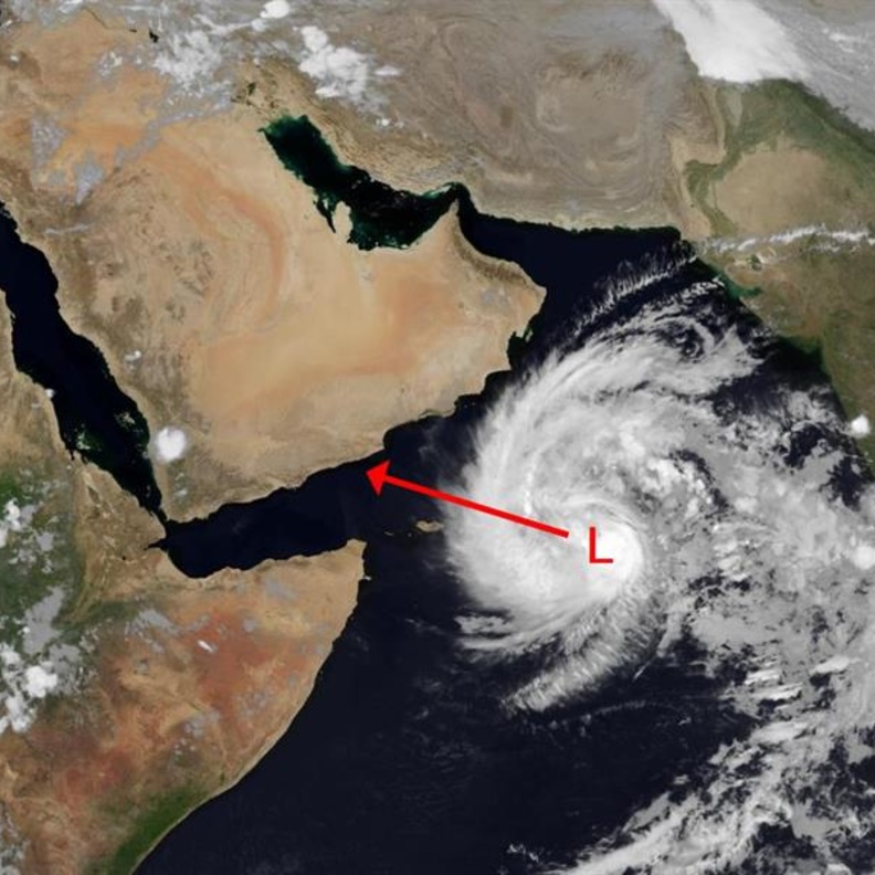 هيئة الأرصاد السعودية تحذر بعد تحول عاصفة لبان إلى إعصار