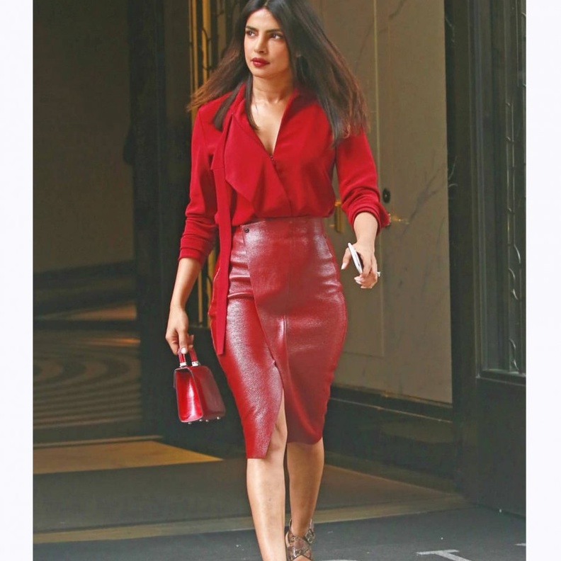  بريانكا تشوبرا Priyanka Chopra بفستان رمادي مع طبقات متعدّدة من الأقمشة