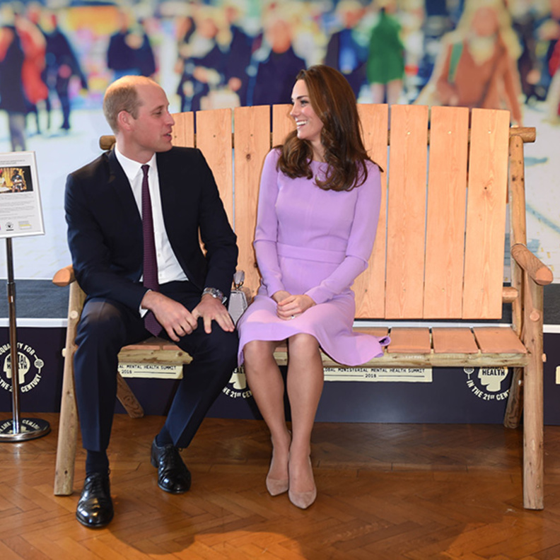 كيت ميدلتون غارقة في الضحك خلال مهمتها الملكية بعد إضافتها للمسة فنية على إحدى اللوحات في القمة الصحية