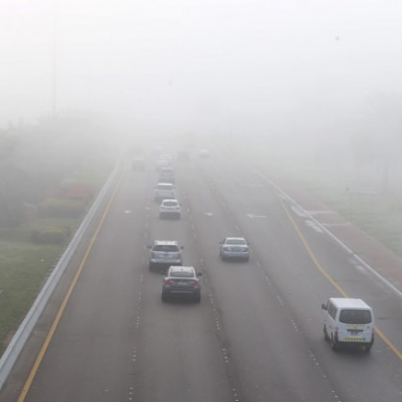 تحذير من شرطة أبوظبي أثناء القيادة في الضباب