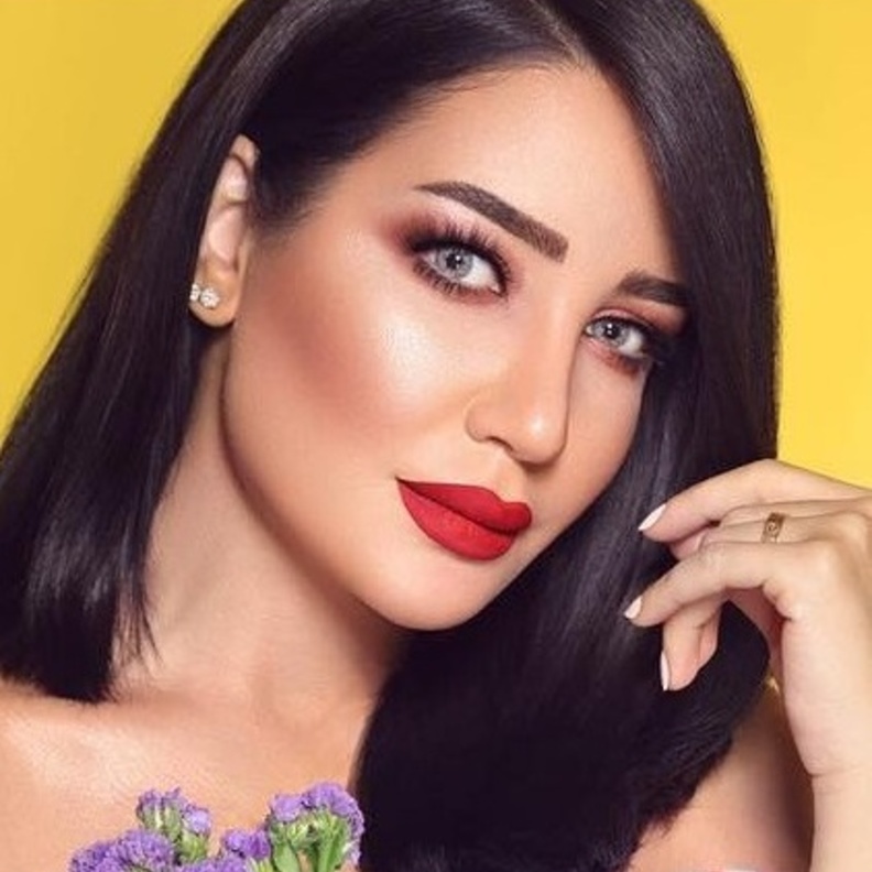 أمل العنبري قبل ازالة حقن الفيلر من وجهها