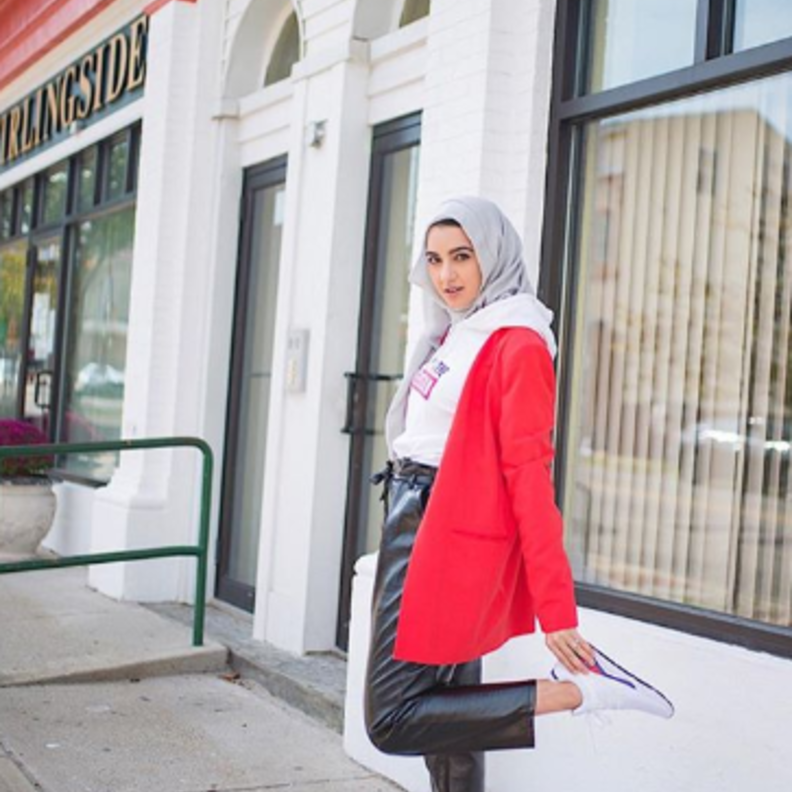 كوني كلاسيكية وأنيقة في إطلالاتك إلى الجامعة على طريقة سمر البرشا.