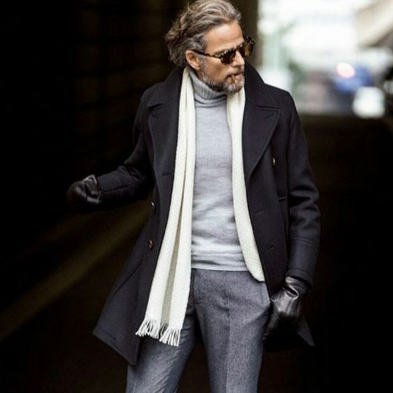 أسلوب جذاب وشبابي بتنسيق الوشاح بنقشة ناعمة مع الكارديغان